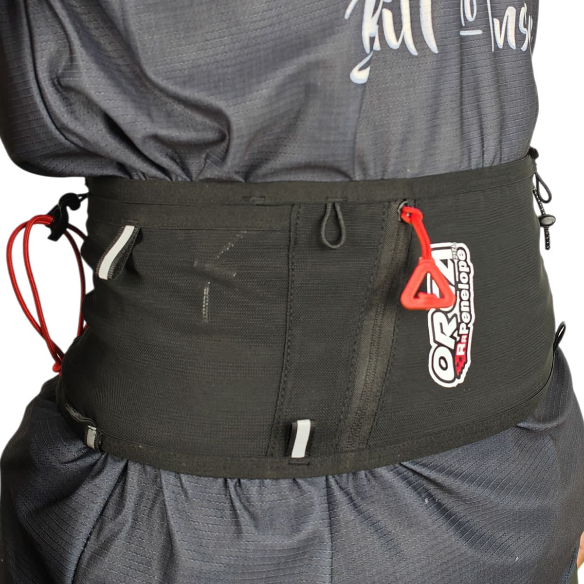 RR Penelope 2.7L 6 Angled view of the Orga RR Penelope running belt worn around the waist, highlighting its adjustable pole carrying system.