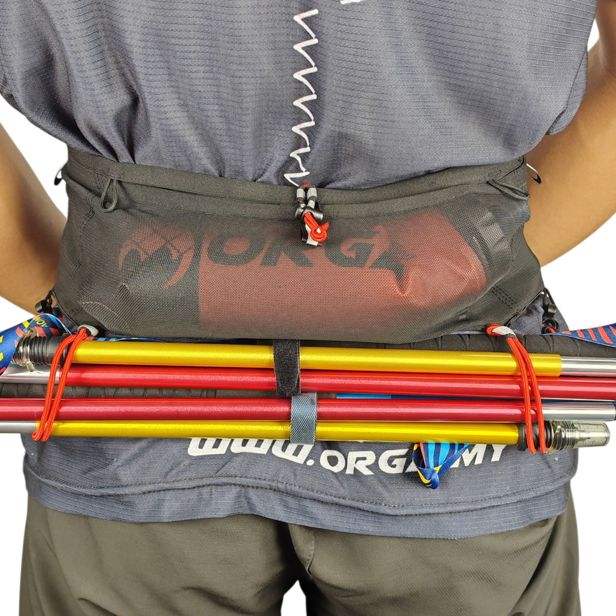 RR Penelope 2.7L 7 Rear view of the Orga RR Penelope running belt carrying trekking poles horizontally with its adjustable elastic carrying system.
